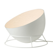 торшер с полусферическим наклонным плафоном в светлой отделке