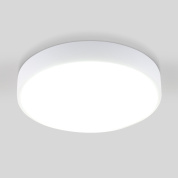 потолочный акцентный светильник с круглым матовым плафоном и компактным корпусом