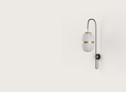 настенное бра с овальным стеклянным плафоном на вертикальном кронштейне