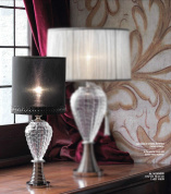 настольная лампа с рельефным стеклянным основанием и широким текстильным абажуром