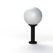 садовый светильник чёрного цвета с матовым шарообразным плафоном