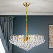 люстра с множеством стеклянных подвесов на золотом основании