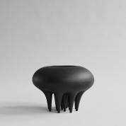 ваза кофейного оттенка с округлым корпусом и короткими ножками