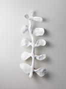 настенный светильник с декоративным рельефом в форме стебля с листьями