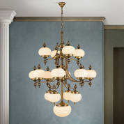 крупная многоярусная люстра с матовыми купольными плафонами и бронзовой отделкой