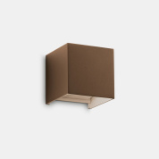 настенный светильник с кубическим корпусом и направленным вниз светом