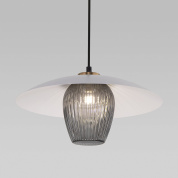 подвесной светильник с плоским металлическим абажуром и рифленым стеклянным плафоном