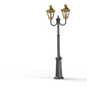 уличный фонарный столб с тремя плафонами латунного оттенка