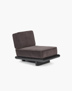 кресло без подлокотников с мягкой спинкой на деревянном основании