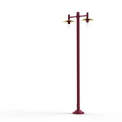 двойной уличный фонарь на бордовом столбе