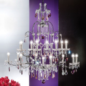 крупная многоярусная люстра с большим числом свечных рожков и кристальными подвесками