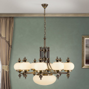 подвесная люстра в неоклассическом стиле с множеством матовых плафонов и декоративной патинированной арматурой