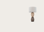 настольная лампа с цилиндрическим абажуром и скульптурным основанием