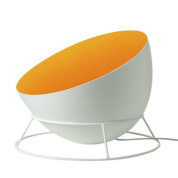 торшер с наклонным округлым абажуром и оранжевой внутренней поверхностью