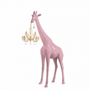 розовый торшер в форме жирафа с декоративной люстрой и регулировкой яркости