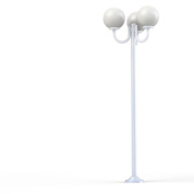 трёхрожковый фонарный столб с опаловыми плафонами