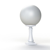 садовый светильник белого цвета с круглым матовым плафоном