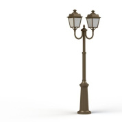уличный фонарный столб с тройным фонарём песочного оттенка