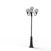 уличный фонарный столб тёмно-зелёного оттенка с тремя стеклянными плафонами