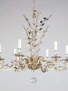 подвесная люстра с декоративными элементами и серебристым каркасом