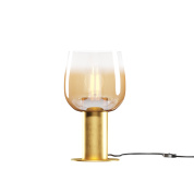 настольная лампа с полупрозрачным плафоном янтарного цвета на золотистом основании