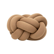 2682-0500 Knot Design House Stockholm Большая декоративная подушка-узел верблюжьего оттенка