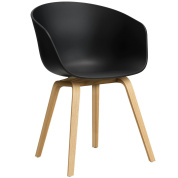 кресло с деревянными ножками и черным сиденьем