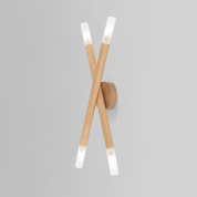 настенный светильник с пересекающимися деревянными рейками и линейными светодиодными элементами