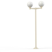 двухрожковый садовый фонарный столб с белыми плафонами