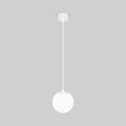 уличный подвесной светильник с шарообразным матовым плафоном на кабеле белого цвета