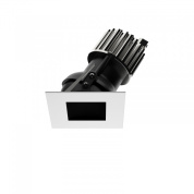 встраиваемый потолочный светильник квадратный корпус с наклонной оптикой IP44