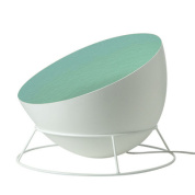 торшер с наклонным округлым плафоном и зелёной внутренней отделкой