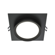 встраиваемый потолочный светильник черного цвета с квадратной рамкой