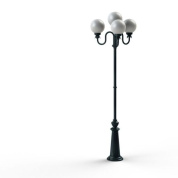 уличный фонарный столб тёмно-зелёного оттенка с тремя матовыми плафонами