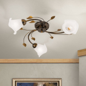 потолочная люстра с тремя стеклянными цветочными плафонами и изогнутыми декоративными держателями