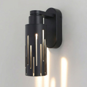 уличный настенный светильник с цилиндрическим металлическим корпусом и прорезями для световых лучей