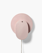 настенный светильник с круглым плоским плафоном и шнуровым выключателем