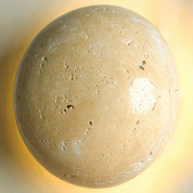 накладной светильник с круглым плафоном из каменного материала