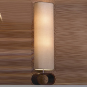 торшер цилиндрической формы с тканевым абажуром на деревянной базе