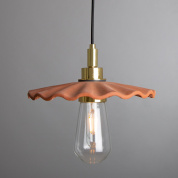 подвесной керамический светильник с волнистым плафоном красного оттенка