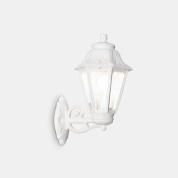 уличный настенный светильник с прозрачным плафоном и фигурным корпусом из белого металла