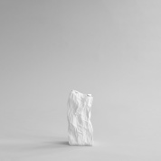 ваза из белой керамики с волнистым рельефом
