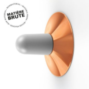 настенный светильник медного цвета с круглым отражателем