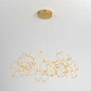 подвесная люстра из соединенных шестиугольных металлических каркасов золотистого цвета