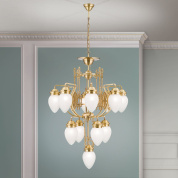 многоярусная подвесная люстра с каскадом опаловых плафонов на бронзовой арматуре