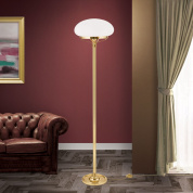 напольный светильник с матовым стеклянным плафоном и блестящей латунной стойкой