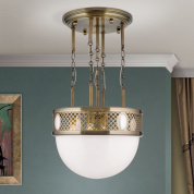 подвесной потолочный светильник с большим матовым стеклянным плафоном и латунным перфорированным ободом
