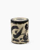 приставной столик с цилиндрическим корпусом и декоративным узорным покрытием