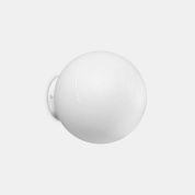 настенное бра с круглым матовым плафоном белого цвета