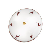 потолочный светильник с декоративным узором и тремя лампами